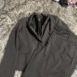New York & Company Gray Pinstripe Suit Jacket Blazer and Pants  Size 14
